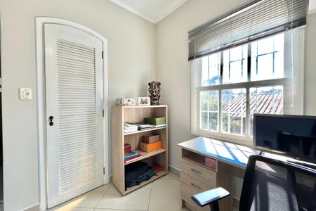 Casa à venda com 270m², 4 quartos e 4 vagas Casa à venda com 270m², 4 quartos e 4 vagasQuarto 4