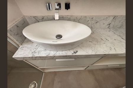 Apartamento à venda com 112m², 2 quartos e 2 vagas Apartamento à venda com 112m², 2 quartos e 2 vagasBanheiro da Suíte 1