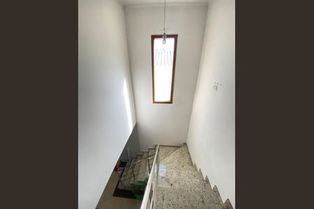 Casa à venda com 158m², 4 quartos e 2 vagas Casa à venda com 158m², 4 quartos e 2 vagasEscada