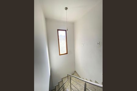 Casa à venda com 158m², 4 quartos e 2 vagas Casa à venda com 158m², 4 quartos e 2 vagasEscada