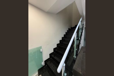 Casa de condomínio à venda com 130m², 3 quartos e 2 vagas Casa de condomínio à venda com 130m², 3 quartos e 2 vagasEscadas