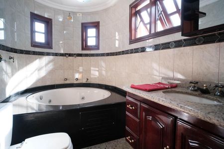 Casa à venda com 308m², 3 quartos e 13 vagasBanheiro da Suíte