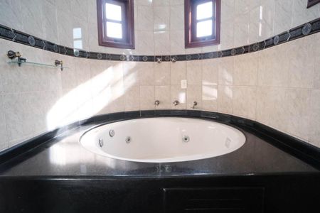 Casa à venda com 308m², 3 quartos e 13 vagasBanheiro da Suíte