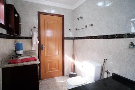 Casa à venda com 308m², 3 quartos e 13 vagasBanheiro da Suíte