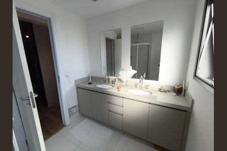 Apartamento à venda com 163m², 4 quartos e 2 vagas Apartamento à venda com 163m², 4 quartos e 2 vagasBanheiro da suíte 2