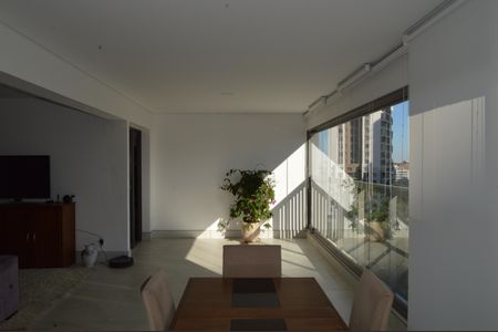 Apartamento à venda com 163m², 4 quartos e 2 vagasVaranda