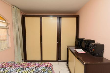 Casa à venda com 200m², 6 quartos e 3 vagas Casa à venda com 200m², 6 quartos e 3 vagasQuarto 4
