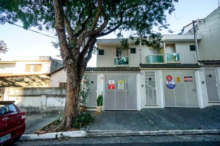Casa à venda com 165m², 3 quartos e 4 vagas Casa à venda com 165m², 3 quartos e 4 vagasFachada