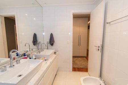 Apartamento à venda com 245m², 3 quartos e 5 vagasBanheiro da suíte 1