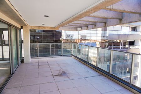 Apartamento à venda com 347m², 3 quartos e 4 vagas Apartamento à venda com 347m², 3 quartos e 4 vagasVaranda