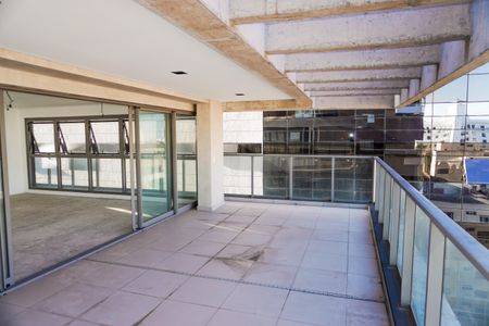 Apartamento à venda com 347m², 3 quartos e 4 vagas Apartamento à venda com 347m², 3 quartos e 4 vagasVaranda