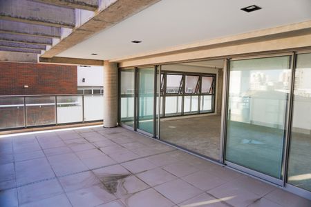 Apartamento à venda com 347m², 3 quartos e 4 vagas Apartamento à venda com 347m², 3 quartos e 4 vagasVaranda