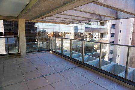 Apartamento à venda com 347m², 3 quartos e 4 vagas Apartamento à venda com 347m², 3 quartos e 4 vagasVaranda da Suíte 3