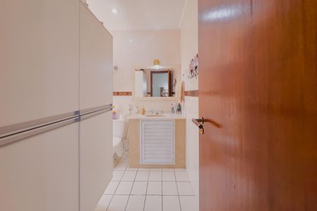 Casa à venda com 250m², 3 quartos e 2 vagas Casa à venda com 250m², 3 quartos e 2 vagasBanheiro Corredor