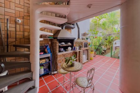 Casa à venda com 250m², 3 quartos e 2 vagas Casa à venda com 250m², 3 quartos e 2 vagasÁrea comum - Churrasqueira