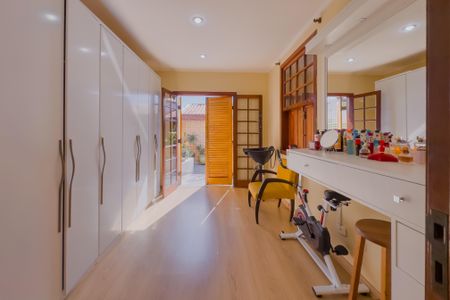 Casa à venda com 250m², 3 quartos e 2 vagas Casa à venda com 250m², 3 quartos e 2 vagasCloset da suíte