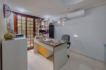 Casa à venda com 250m², 3 quartos e 2 vagas Casa à venda com 250m², 3 quartos e 2 vagasSala