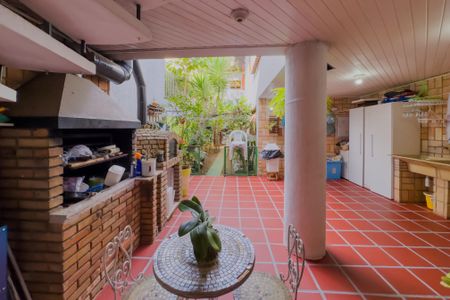 Casa à venda com 250m², 3 quartos e 2 vagas Casa à venda com 250m², 3 quartos e 2 vagasÁrea comum - Churrasqueira