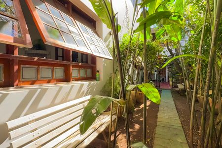 Casa à venda com 250m², 3 quartos e 2 vagas Casa à venda com 250m², 3 quartos e 2 vagasÁrea comum - Jardim