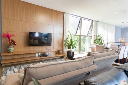 Casa de condomínio à venda com 390m², 5 quartos e 4 vagas Casa de condomínio à venda com 390m², 5 quartos e 4 vagasSala