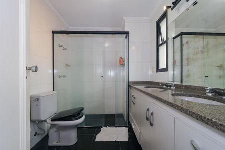 Apartamento à venda com 130m², 3 quartos e 3 vagas Apartamento à venda com 130m², 3 quartos e 3 vagasBanheiro da Suíte