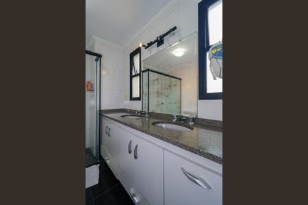 Apartamento à venda com 130m², 3 quartos e 3 vagas Apartamento à venda com 130m², 3 quartos e 3 vagasBanheiro da Suíte