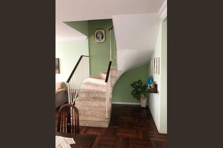 Casa à venda com 153m², 3 quartos e 2 vagasEscada