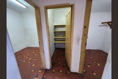 Casa à venda com 382m², 4 quartos e 2 vagas Casa à venda com 382m², 4 quartos e 2 vagasCorredor