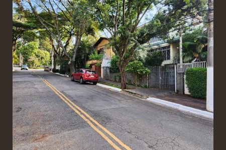 Casa à venda com 382m², 4 quartos e 2 vagas Casa à venda com 382m², 4 quartos e 2 vagasVista da Rua