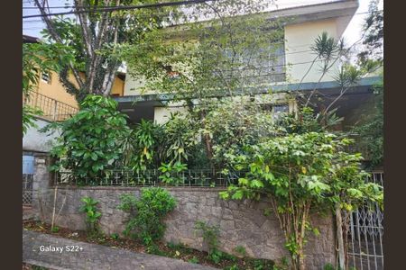 Casa à venda com 382m², 4 quartos e 2 vagas Casa à venda com 382m², 4 quartos e 2 vagasVista da Rua