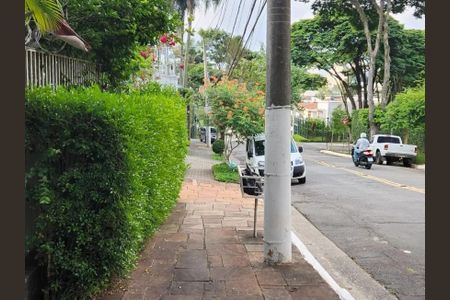 Casa à venda com 382m², 4 quartos e 2 vagas Casa à venda com 382m², 4 quartos e 2 vagasCalçada