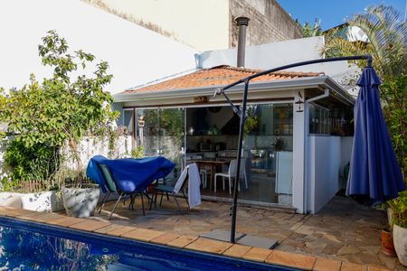 Casa à venda com 444m², 4 quartos e 4 vagas Casa à venda com 444m², 4 quartos e 4 vagasÁrea comum - Piscina