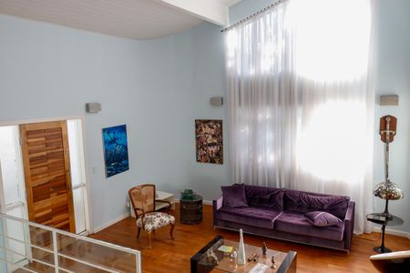 Casa à venda com 444m², 4 quartos e 4 vagas Casa à venda com 444m², 4 quartos e 4 vagasSala