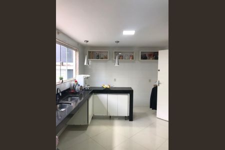 Casa de condomínio à venda com 240m², 3 quartos e 3 vagas