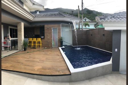 Casa de condomínio à venda com 240m², 3 quartos e 3 vagas