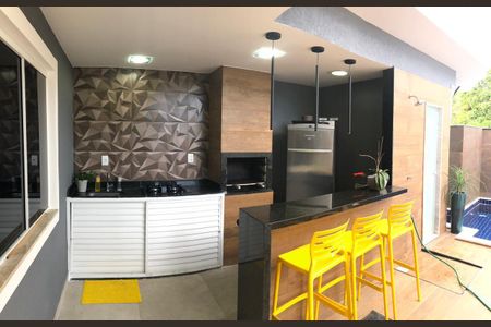 Casa de condomínio à venda com 240m², 3 quartos e 3 vagas