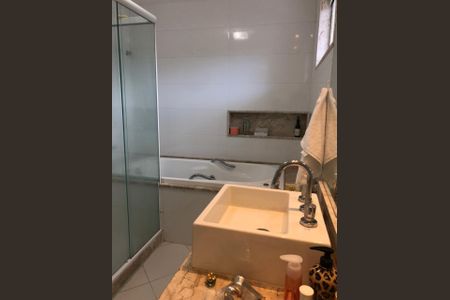 Casa de condomínio à venda com 240m², 3 quartos e 3 vagas