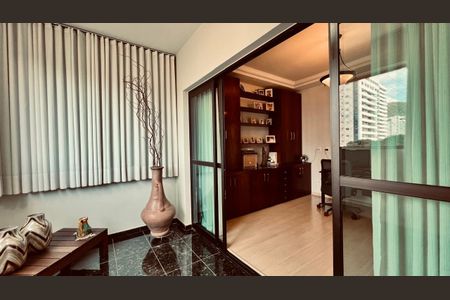 Apartamento à venda com 292m², 4 quartos e 4 vagas Apartamento à venda com 292m², 4 quartos e 4 vagasVaranda