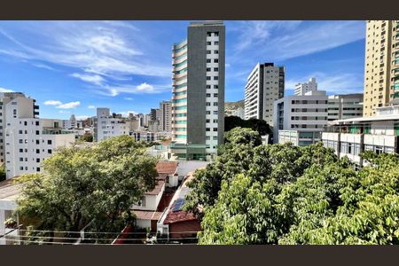 Apartamento à venda com 292m², 4 quartos e 4 vagas Apartamento à venda com 292m², 4 quartos e 4 vagasVista