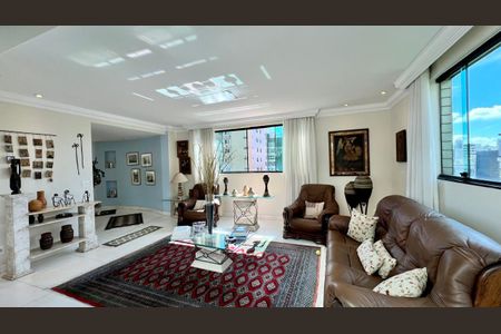 Apartamento à venda com 292m², 4 quartos e 4 vagas Apartamento à venda com 292m², 4 quartos e 4 vagasSala