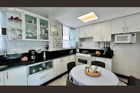 Apartamento à venda com 292m², 4 quartos e 4 vagas Apartamento à venda com 292m², 4 quartos e 4 vagascozinha