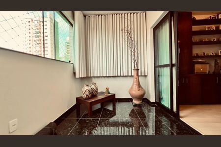 Apartamento à venda com 292m², 4 quartos e 4 vagas Apartamento à venda com 292m², 4 quartos e 4 vagasVaranda