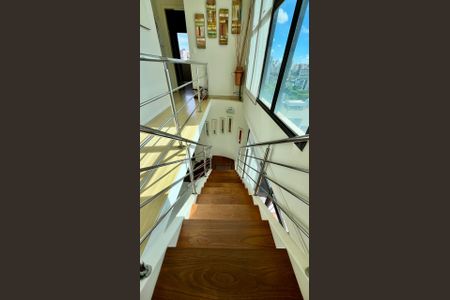 Apartamento à venda com 292m², 4 quartos e 4 vagas Apartamento à venda com 292m², 4 quartos e 4 vagasEscada