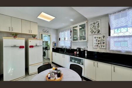 Apartamento à venda com 292m², 4 quartos e 4 vagas Apartamento à venda com 292m², 4 quartos e 4 vagascozinha