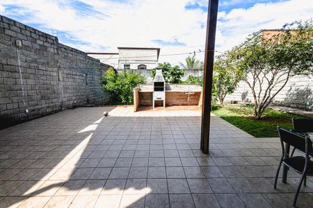 Casa à venda com 250m², 4 quartos e 2 vagas Casa à venda com 250m², 4 quartos e 2 vagasQuintal