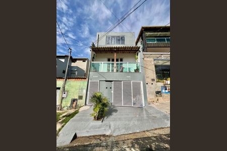 Casa à venda com 100m², 2 quartos e 1 vaga Casa à venda com 100m², 2 quartos e 1 vagaFachada