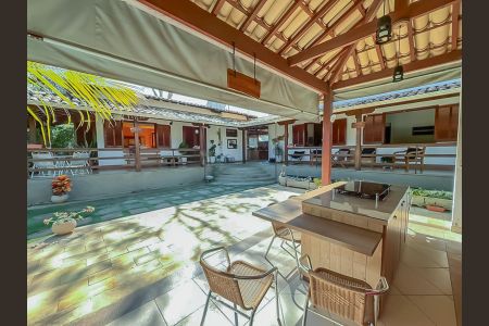 Casa de condomínio para alugar com 800m², 5 quartos e 4 vagasÁrea Externa