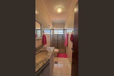 Casa à venda com 110m², 3 quartos e 3 vagasBanheiro 1