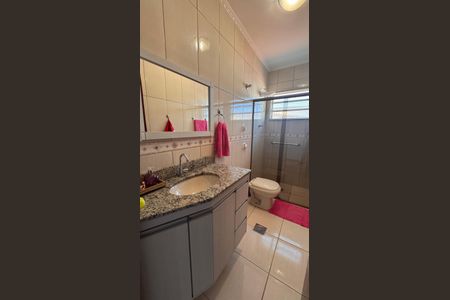 Casa à venda com 110m², 3 quartos e 3 vagasBanheiro 1