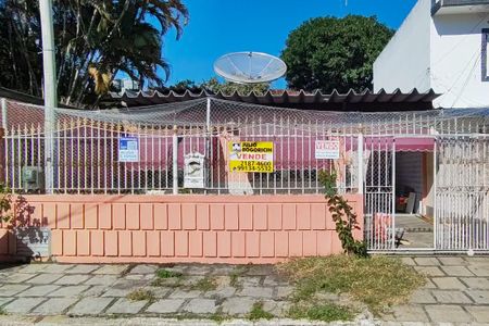 Casa à venda com 199m², 4 quartos e 4 vagas Casa à venda com 199m², 4 quartos e 4 vagasFachada